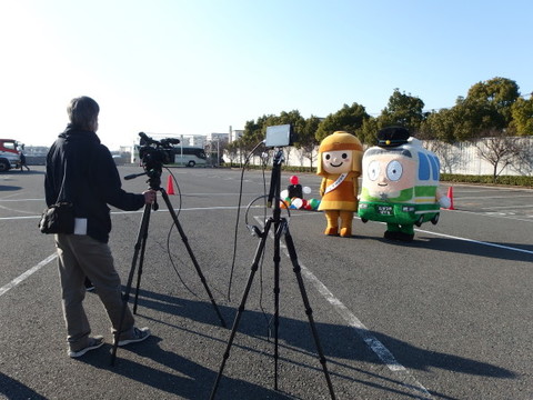 はにたんとカメラリハーサルをするたかつきばすお