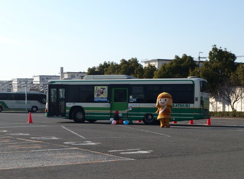 内輪差の実演をするバス