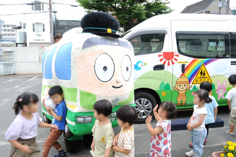 こどもたちとばすおの写真