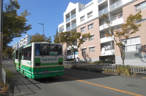 団地を走る高槻市営バス 団地を走る高槻市営バス