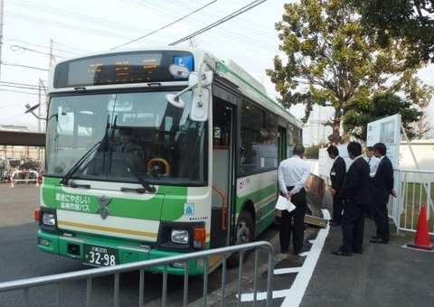 富田団地バス停でバスの停車位置を確認する乗務員 富田団地バス停でバスの停車位置を確認する乗務員