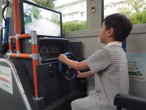 こども運転席を体験するこども