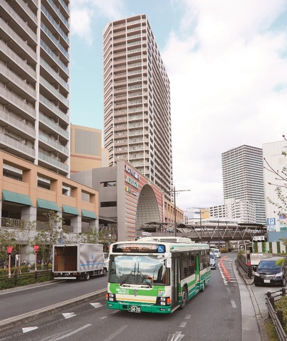 JR高槻駅北のりばから出発するバス JR高槻駅北のりばから出発するバス