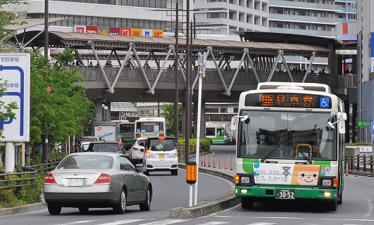 市街地を走る日吉台行きの市営バス 市街地を走る日吉台行きの市営バス