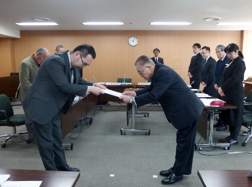 会長から答申書を受け取る副市長