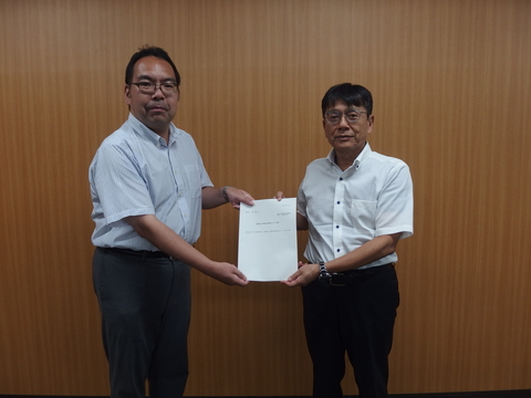 審議会の会長から管理者へ答申書が手交された時の様子